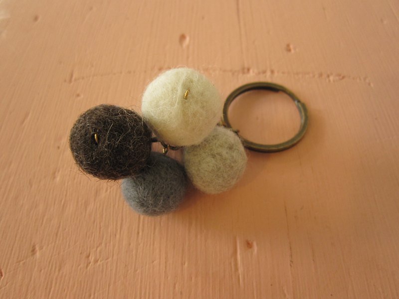 MuSe handmade wool felt balls child keychain Gray - พวงกุญแจ - ขนแกะ 