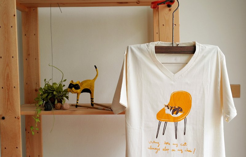 T shirt V neck cotton calico cat hand print with brown and orange color - 帽T/大學T - 棉．麻 白色