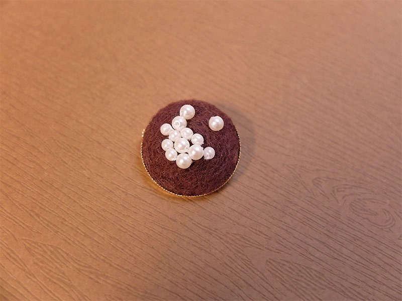 une wool lady pearl brooch - Coffee - เข็มกลัด - ขนแกะ สีนำ้ตาล