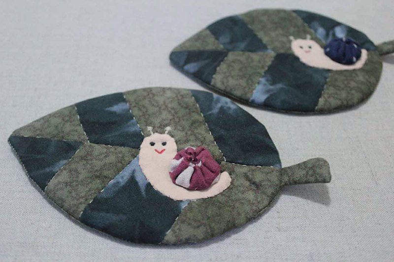Small snail walk to Coaster - Coasters - Other Materials Green