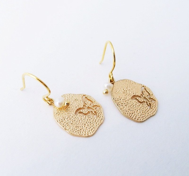 Fancy Carving Butterfly Earrings Wild Custom Gifts Natural Stone Light Jewelry 14K GF - ต่างหู - เครื่องเพชรพลอย สีเหลือง