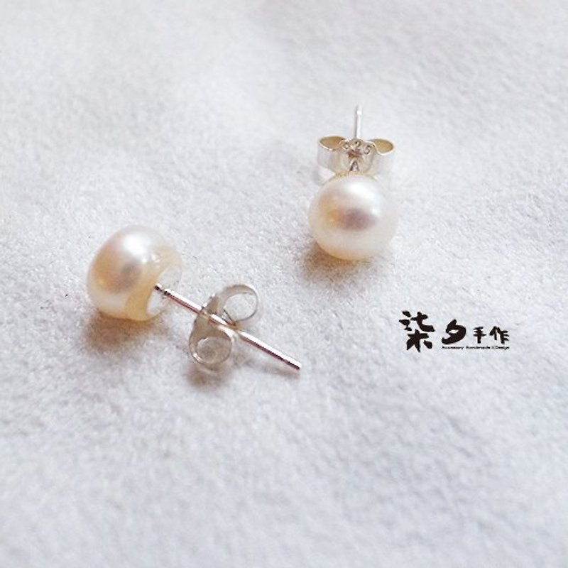 ☽ Qi Xi hand for ☽ pearl earrings 925 Silver needles - Earrings & Clip-ons - Gemstone White