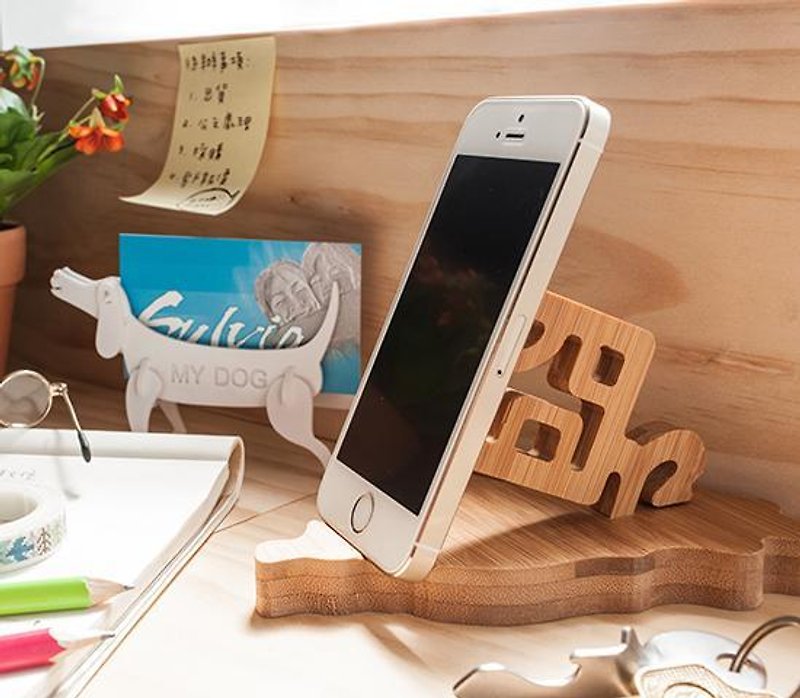 [Customized gifts] 冏人/ iPhone Android customized mobile phone holder Christmas decoration - ที่ตั้งมือถือ - ไม้ไผ่ สีนำ้ตาล