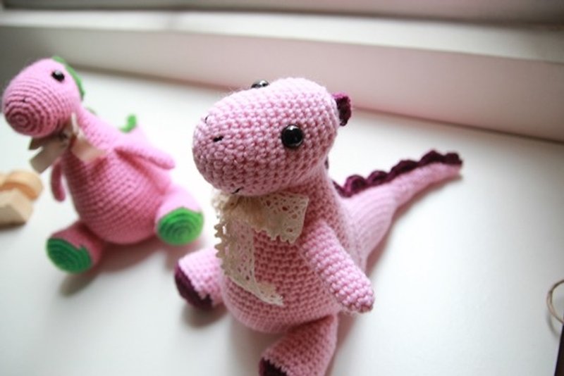 Amigurumi crochet doll: Pink dinosaur with Bow tie - ตุ๊กตา - วัสดุอื่นๆ สึชมพู