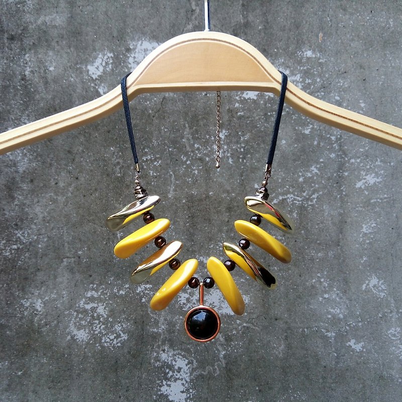 [Between city and country] Black Head Spike\Necklace - Necklaces - Other Materials Yellow
