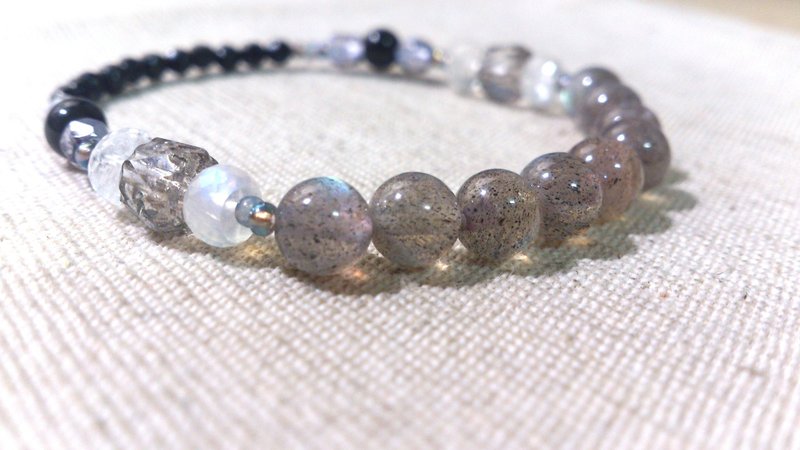 crystal in dearsharka || 拉長石 x 藍暈月光石 x 黑曜石．幽藍暈光的舒靜美麗 - 手鍊/手環 - 寶石 灰色