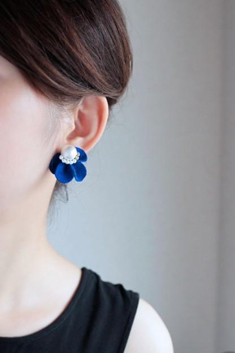 Flower Clip-On fiore blue - Earrings & Clip-ons - Genuine Leather Blue