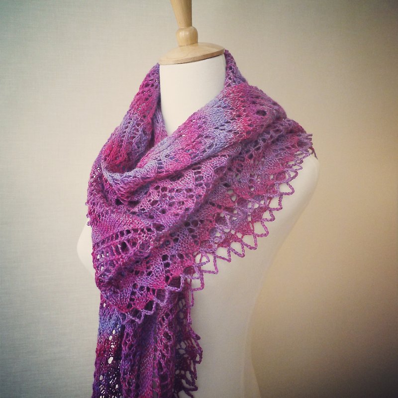Grape 手工編織蕾絲披肩/圍巾 - ผ้าพันคอ - วัสดุอื่นๆ สีม่วง