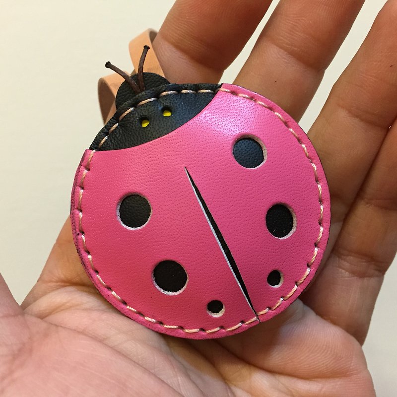 Handmade leather} {Leatherprince Taiwan MIT cute pink ladybug hand sewn leather strap / Penny the Ladybug cowhide leather charm in Fuschia (Small size / small size) - ที่ห้อยกุญแจ - วัสดุอื่นๆ สึชมพู