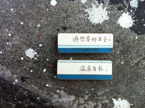Custom, old wooden hand-lettering, strap / magnet / pin, the blue line to fight wood.