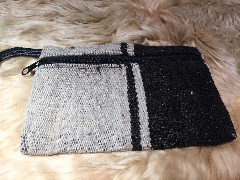 Gray and black simple vicuña hair rectangular bag - กระเป๋าเครื่องสำอาง - วัสดุอื่นๆ สีดำ