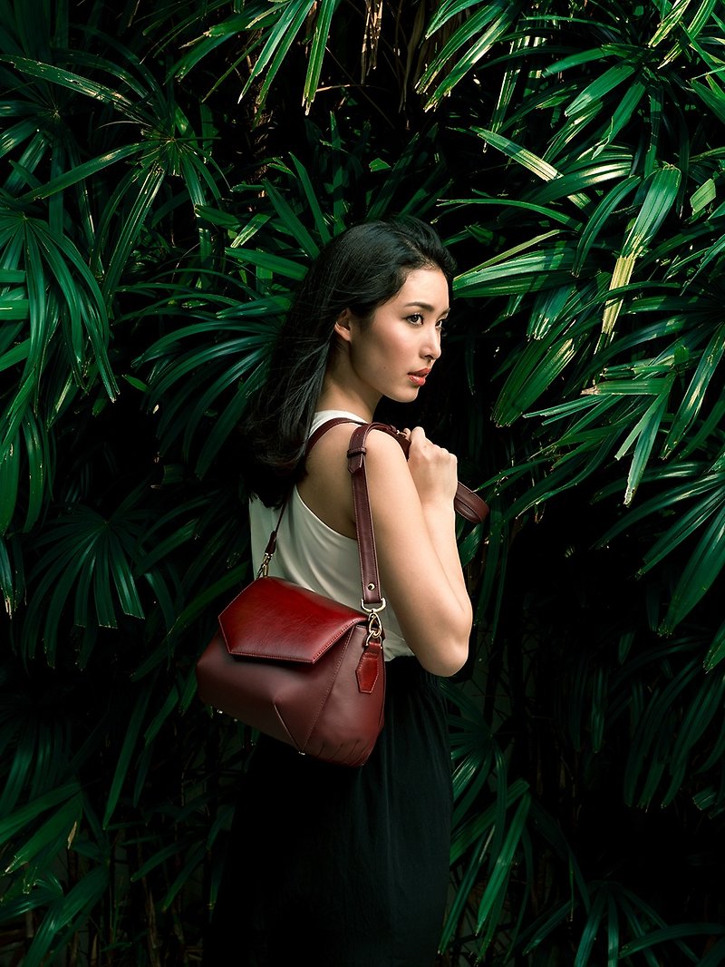 WOMEN MINIMAL ELEGANCE LEATHER BAG WITH LONG STRAPS - RED - กระเป๋าแมสเซนเจอร์ - หนังแท้ สีแดง