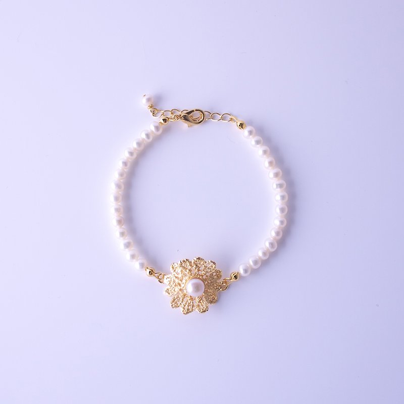 Gold Lace Flower pearl bracelet - Bracelets - Gemstone Gray