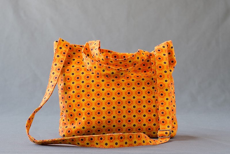 第2回/花​​びらオレンジ色の小さな袋/古いタイルを散策 - ショルダーバッグ - その他の素材 