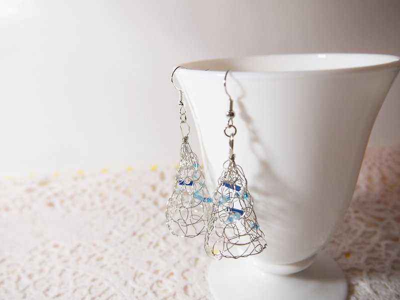 Custom stylish romantic hand-woven Bronze wire silver beads ocean blue plastic cone earrings ● Made in Hong Kong - ต่างหู - กระดาษ สีน้ำเงิน