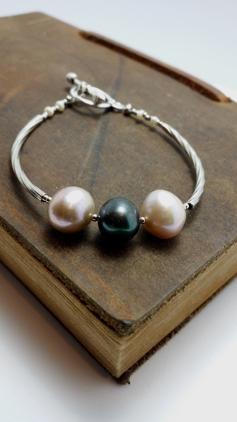 Bracelet ◎Simple style pearl between black and white - สร้อยข้อมือ - เครื่องเพชรพลอย ขาว