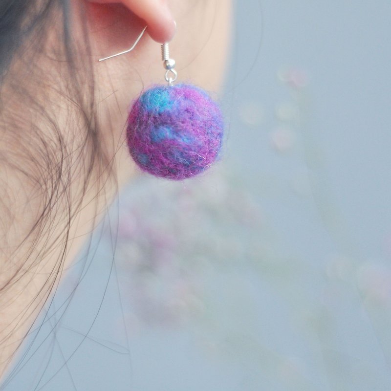 紫藍星球 是我最喜歡的星球 手工羊毛氈針氈戳戳手工耳環 - 耳環/耳夾 - 羊毛 藍色