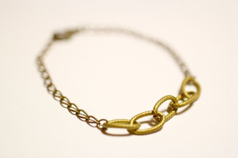 Simple geometric shapes chain brass bracelet - สร้อยข้อมือ - โลหะ สีทอง