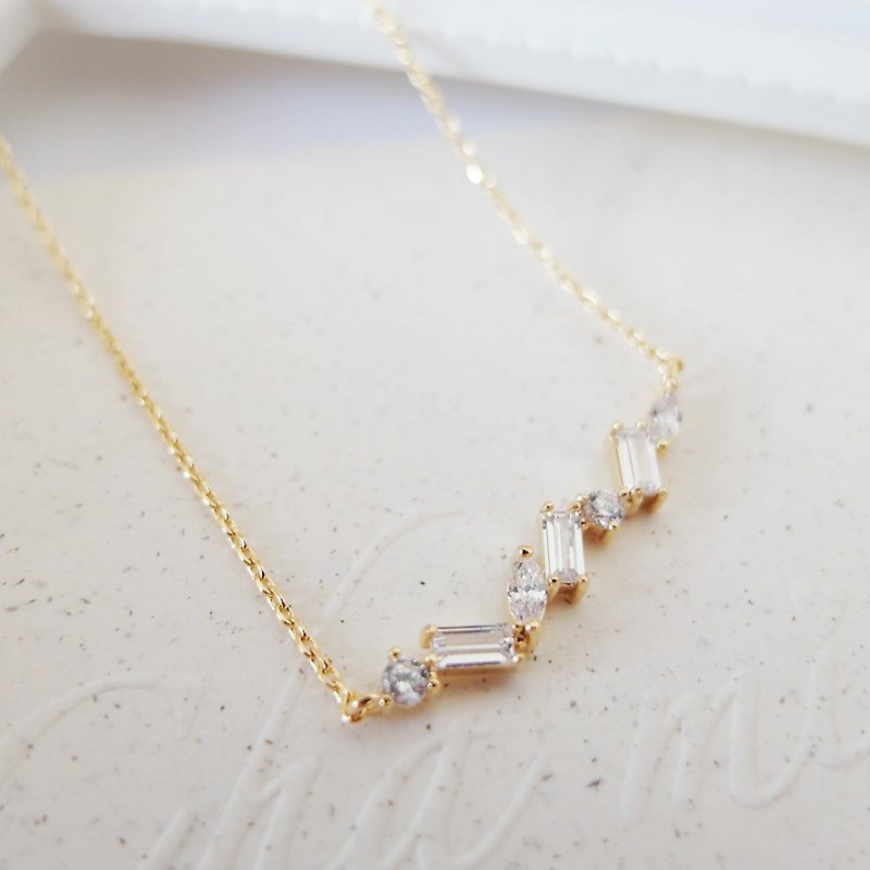 Cha mimi. Simply gorgeous. Square Drill a row of round diamonds and gold short chain - Necklaces - Other Materials Gold