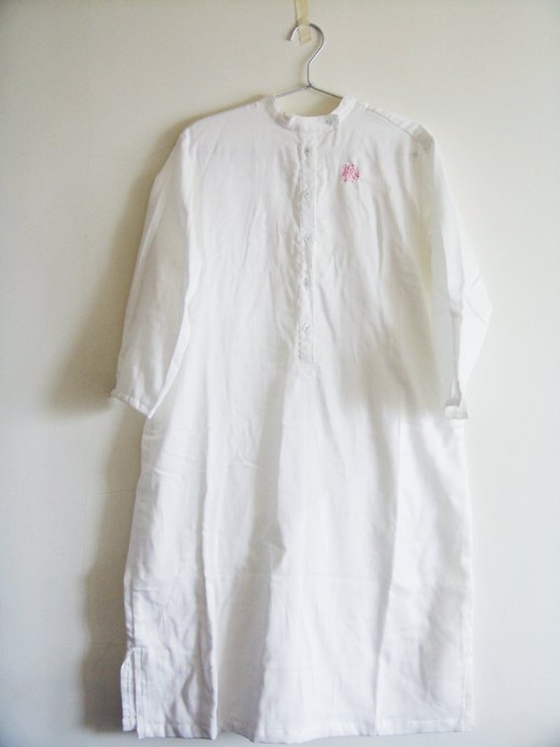 Embroidery on white gown - อื่นๆ - ผ้าฝ้าย/ผ้าลินิน ขาว