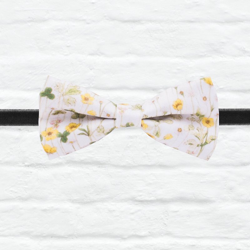 Style 0080 White Floral Printed Bowtie -  Toddler Bow tie, Groomsmen bow tie - หูกระต่าย/ผ้าพันคอผู้ชาย - วัสดุอื่นๆ หลากหลายสี