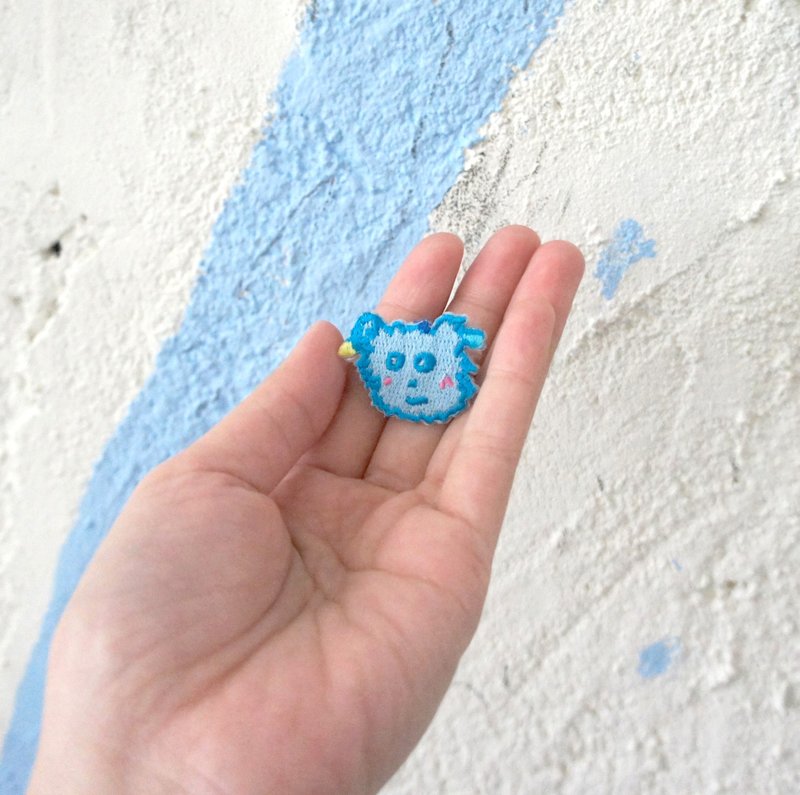 Cute Superman Puppy Embroidered Patch - เข็มกลัด - วัสดุอื่นๆ สีน้ำเงิน