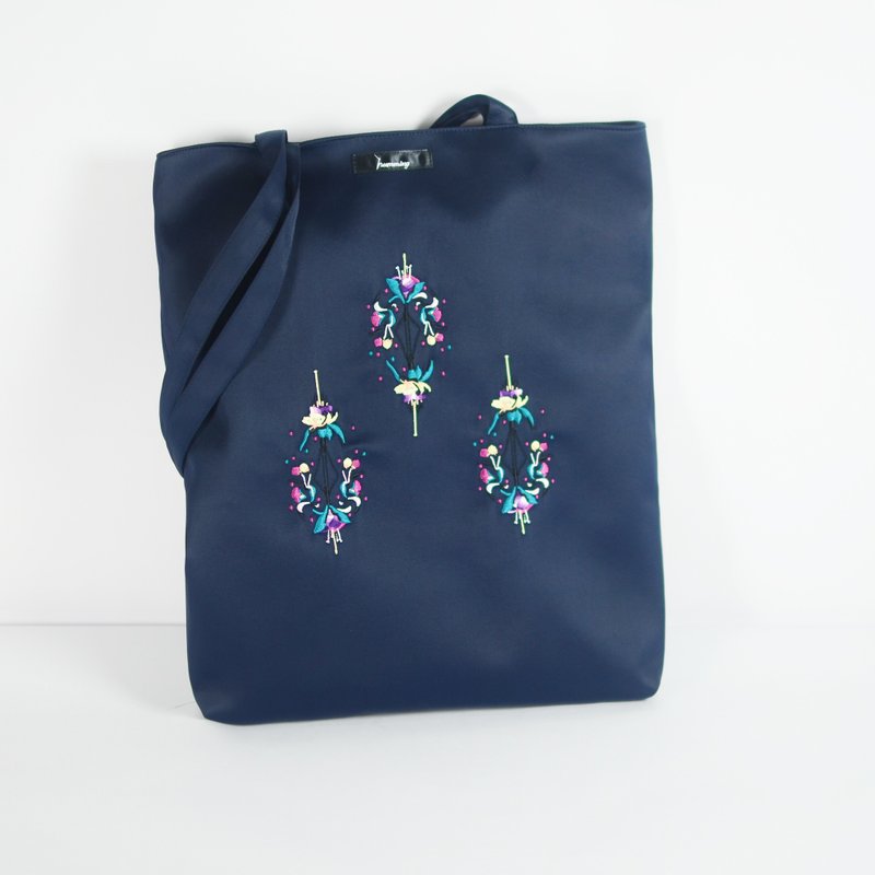 humming- chandelier flower Embroidery Bag <Embroidery Tote> - กระเป๋าแมสเซนเจอร์ - วัสดุอื่นๆ สีน้ำเงิน