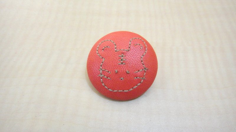 手感皮革包扣別針-小老虎 - 心口針/胸針 - 真皮 紅色