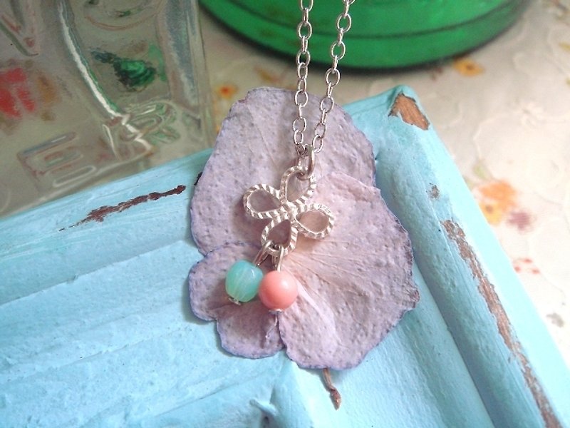 Garohands matte silver four-leaf clover twill feel short chain * pink mint A215 - Necklaces - Other Materials Multicolor