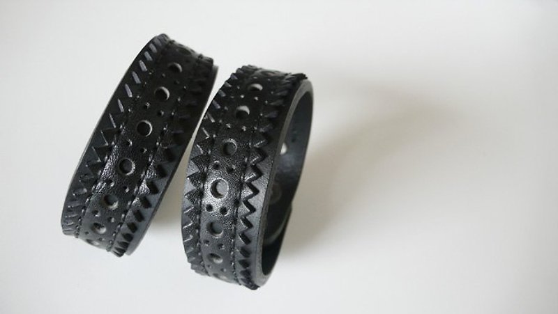"CANCER popular laboratory" carved series - bracelet (elegant) - สร้อยข้อมือ - หนังแท้ สีดำ