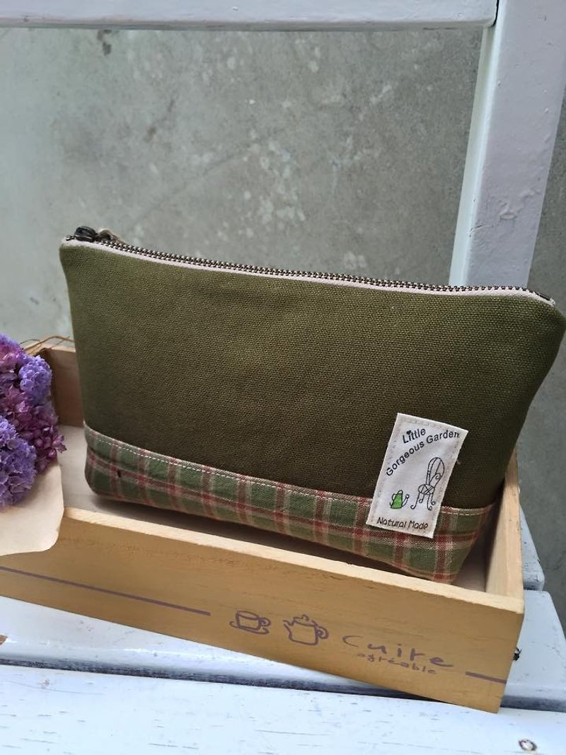 ﹝Clare 布手作﹞拉鍊化妝包 / 筆袋 - 綠 - Toiletry Bags & Pouches - Other Materials Green