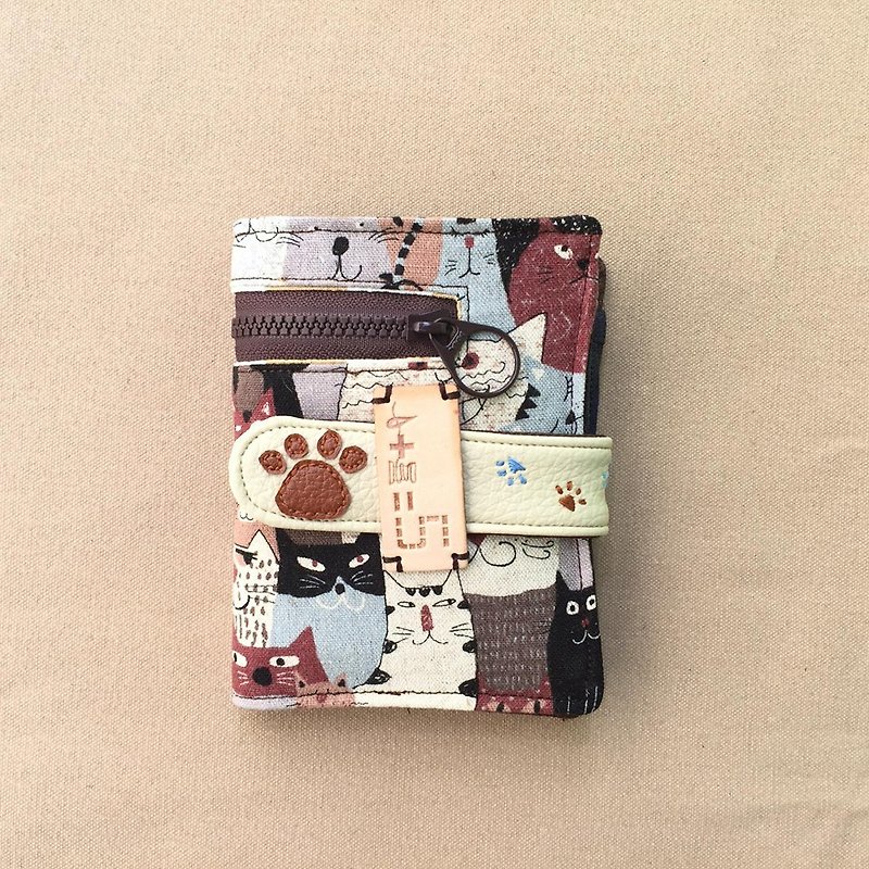 *1 + 1 = 5 / Cat smiled small footsteps coffee cloth short clip* - Wallets - Cotton & Hemp Brown