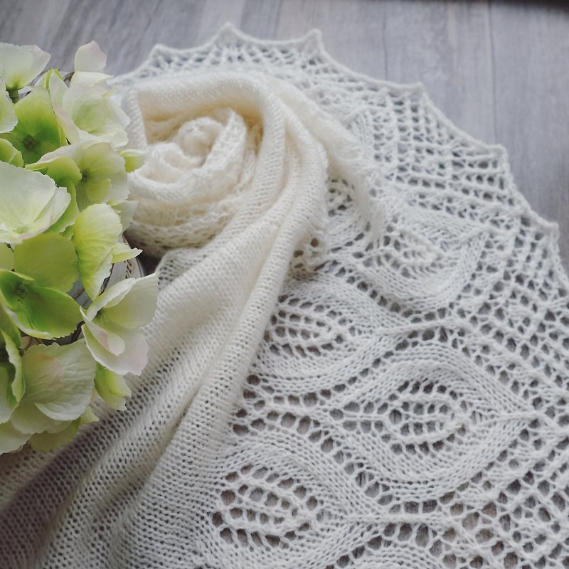 Calla mohair wool lace shawl / Scarf / hand-woven - ผ้าพันคอถัก - ขนแกะ ขาว