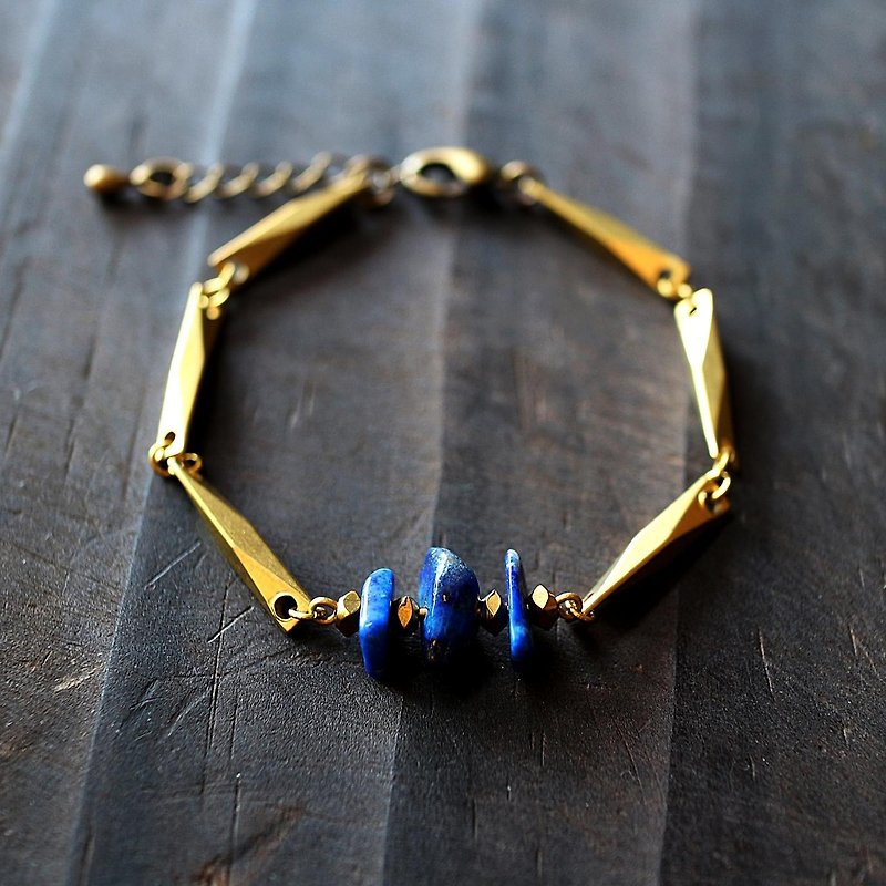Muse natural wind series NO.165 blue lapis lazuli bracelet brass section - สร้อยข้อมือ - เครื่องเพชรพลอย สีน้ำเงิน