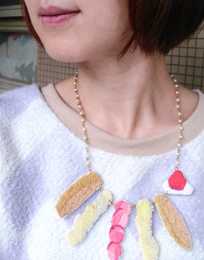 フィット！刺繍イチゴケーキタルト模造真珠のネックレス - ネックレス - 刺しゅう糸 ピンク