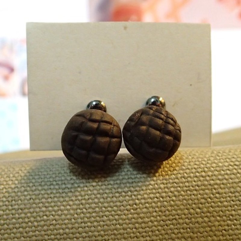 Journey back-food series: chocolate pineapple buns * Handmade miniature resin (clip earrings) - ต่างหู - วัสดุอื่นๆ สีนำ้ตาล