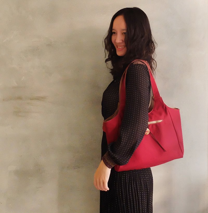 Eve sided single paragraph retro lady red canvas shoulder bag sealed documents skii red suede rope painted wooden buckle - กระเป๋าแมสเซนเจอร์ - หนังแท้ สีแดง