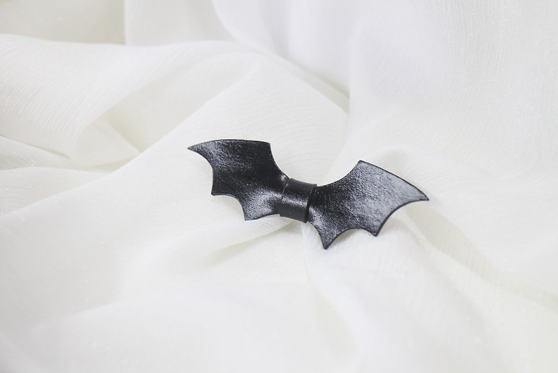 Leather Bat bow hair clip - black - small - Gothic Halloween - เครื่องประดับผม - หนังแท้ สีดำ