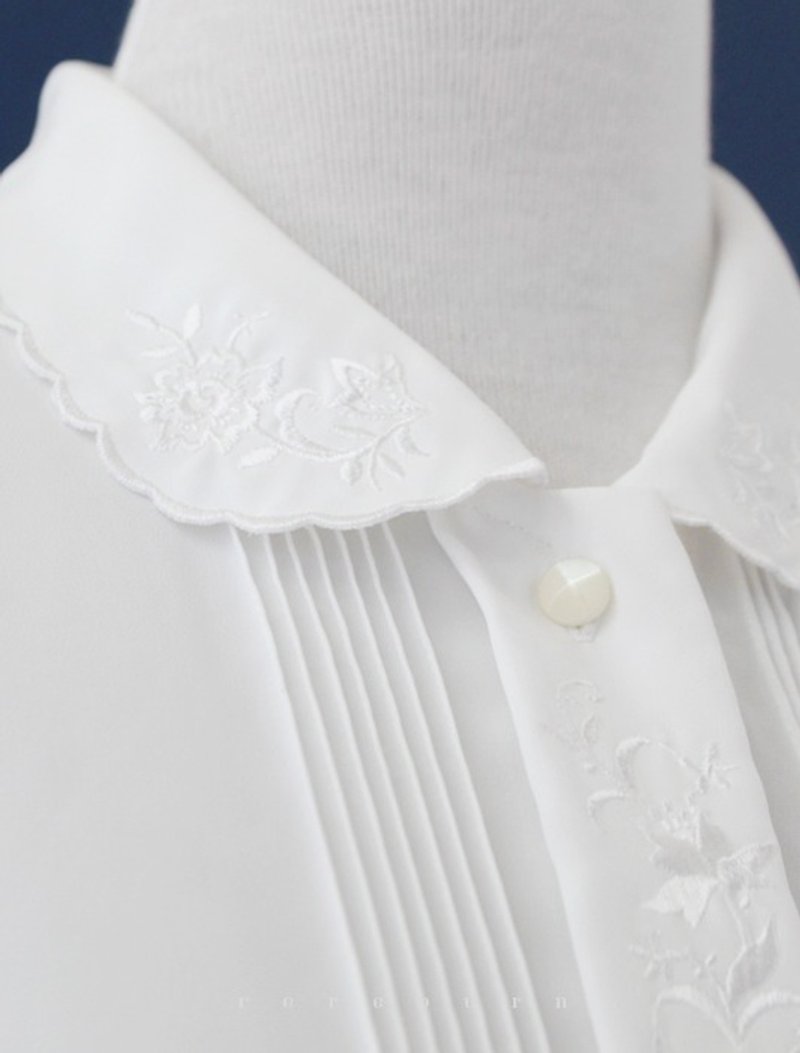 [RE0820T1267] Japanese forest department flower embroidery elegant white vintage blouse - เสื้อเชิ้ตผู้หญิง - วัสดุอื่นๆ ขาว