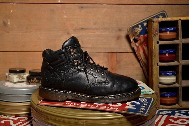 Vintage British black 6-hole Dr. Martens work boots - รองเท้าบูธผู้ชาย - หนังแท้ สีดำ