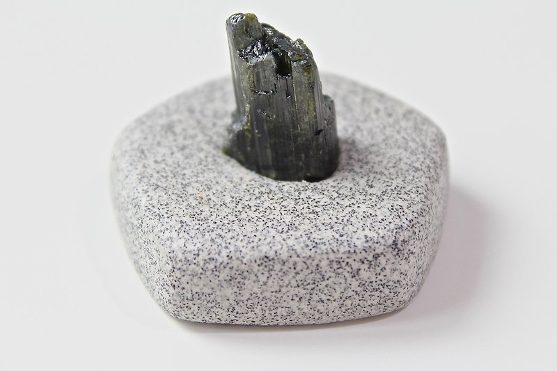 Stone planted SHIZAI ▲ green tourmaline ore (with base) ▲ - Items for Display - Gemstone Green