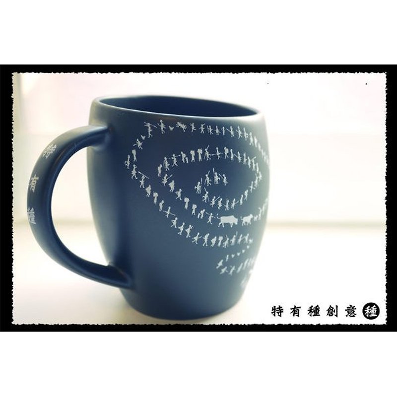 Little white parade around the back cup (black cup) - Mugs - Other Materials Black