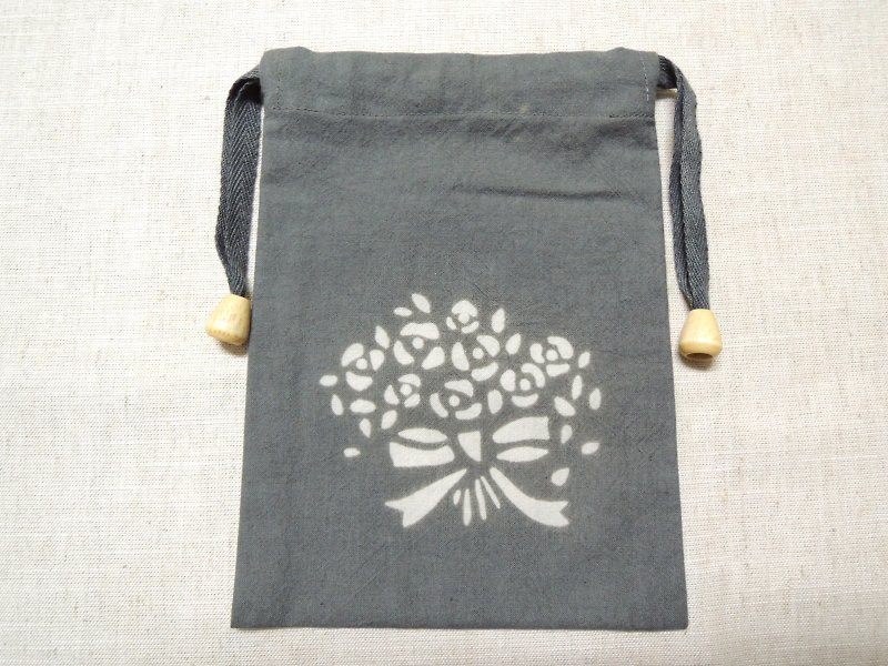 [Mu Mu grass and wood dyed] olive leaf plant dyed dark gray bunch pocket (bouquet style) - กระเป๋าเครื่องสำอาง - ผ้าฝ้าย/ผ้าลินิน สีเทา