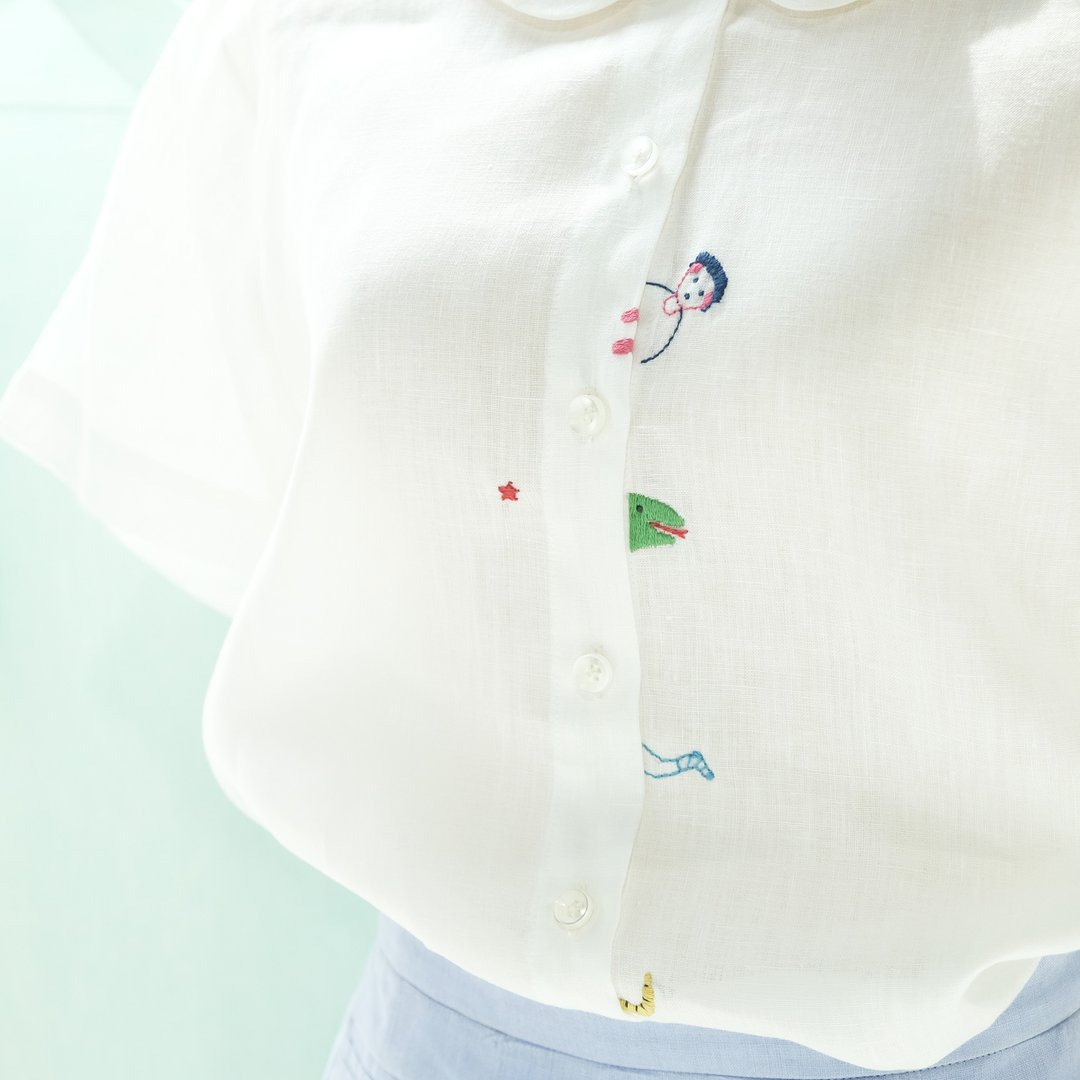 かくれんぼをあそぼう - 白色リンネ生地手刺繍入りシャツ - Hide And Seek White Shirt - シャツ・ブラウス - 刺しゅう糸 ホワイト