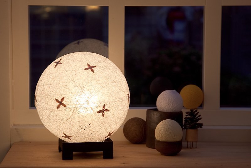 【白エンボス】手編みのボールランプシェード - 照明・ランプ - その他の素材 