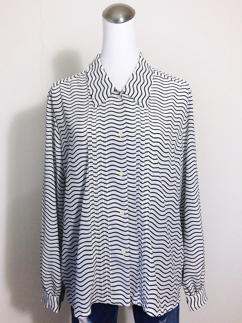 Ping-pong vintage [vintage shirt / black and white geometric curve vintage shirt] VINTAGE retro spring back overseas - Women's Shirts - Other Materials White