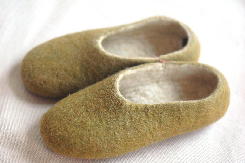 Olive wool felt indoor shoes - รองเท้าแตะในบ้าน - ขนแกะ สีเขียว