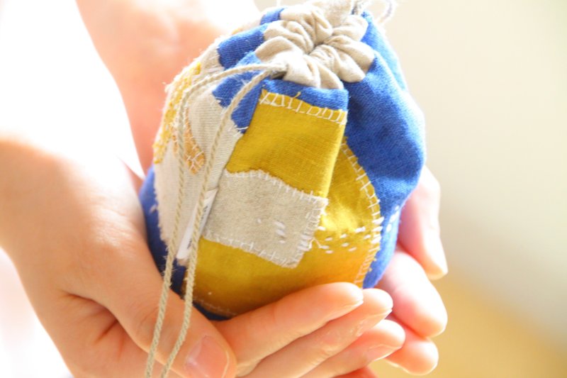 Linen collage each this drawstring bag of knitting - กระเป๋าเครื่องสำอาง - วัสดุอื่นๆ หลากหลายสี