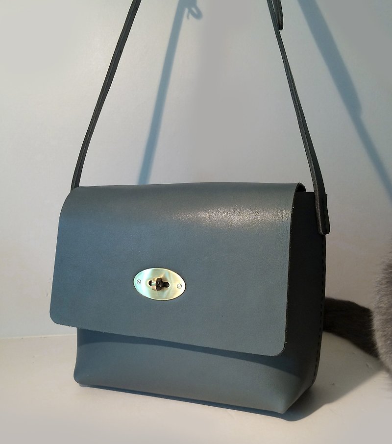 Zemoneni Grey color leather unisex shoulder bag with metal turn lock - กระเป๋าแมสเซนเจอร์ - หนังแท้ สีเทา
