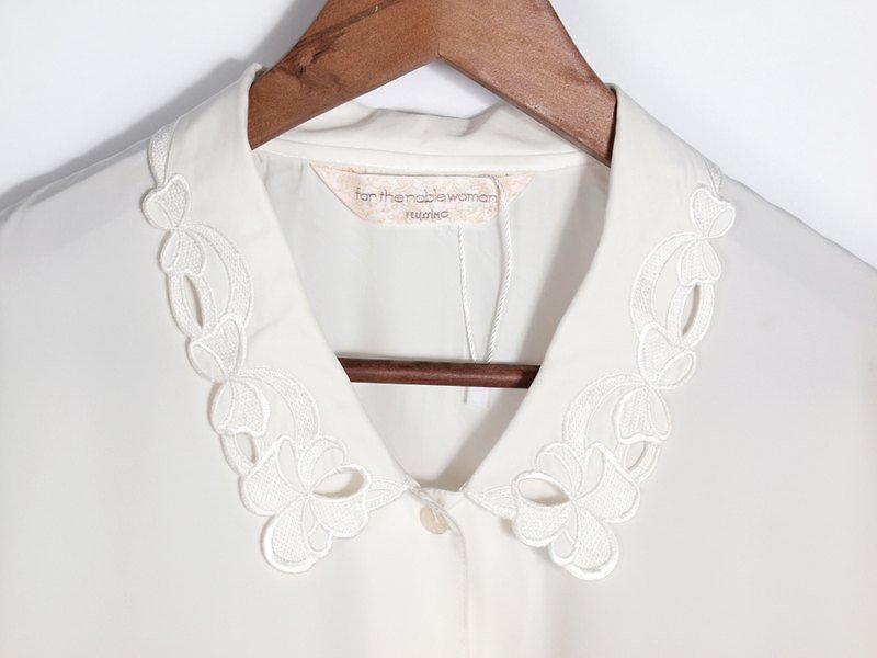 │日本古著│005蝴蝶緞帶簍空蕾絲花刺繡奶油白襯衫 - เสื้อเชิ้ตผู้หญิง - วัสดุอื่นๆ ขาว
